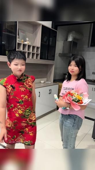 显眼包弟弟穿红绿色旗袍助考姐姐解决方案